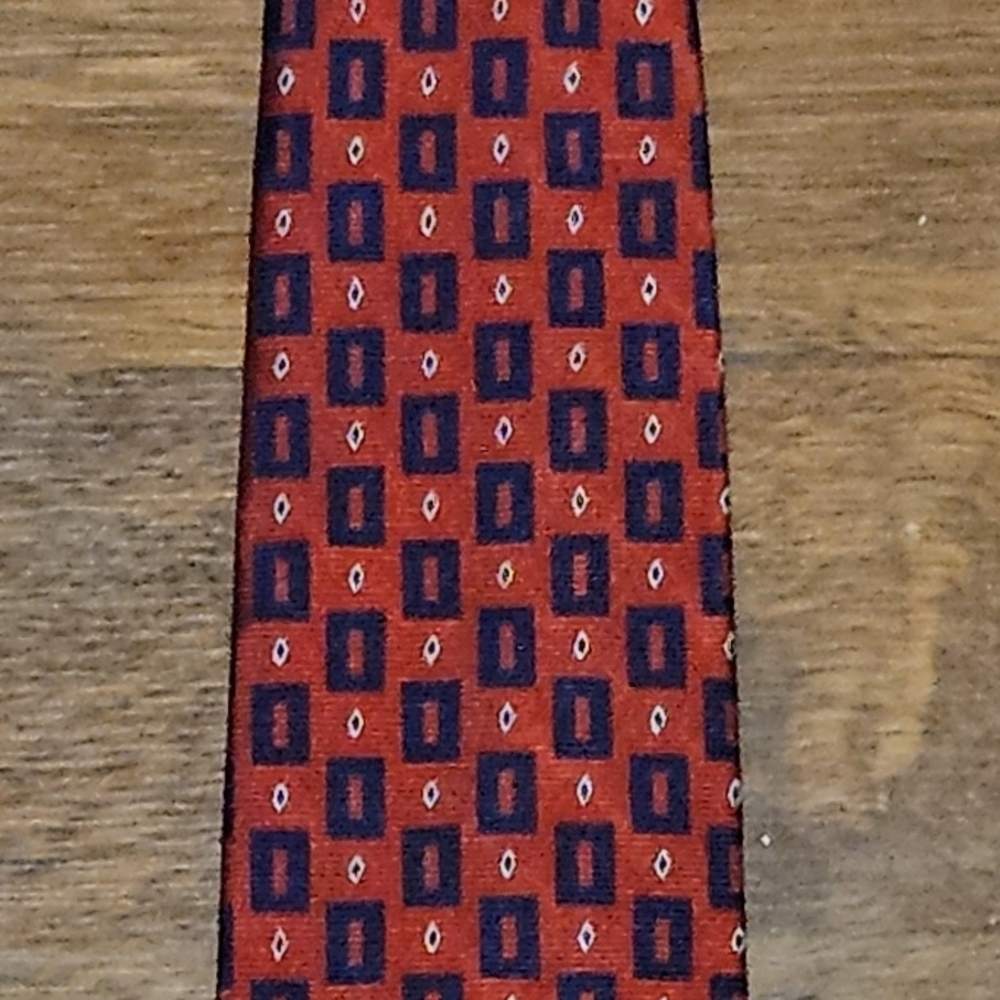 TOMMY HILFIGER mens 100% silk tie made In USA SIZE 57x3.5 COLOR RED